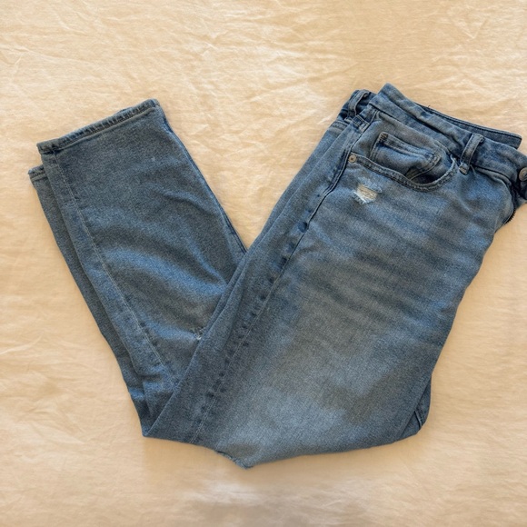 American Eagle Outfitters Denim - AE Stretch Ripped Curvy Mom Jeans in Size 12 Short